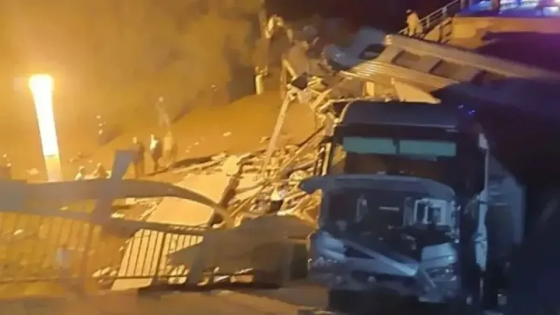 Rusya'da Köprü Faciası! Tren Raydan Çıktı, Ölüler Var mı?