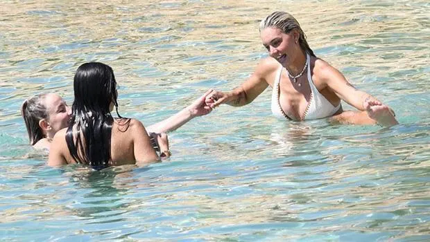 Survivor Aycan'dan Suda Şov! Çeşme'de Jimnastik Keyfi