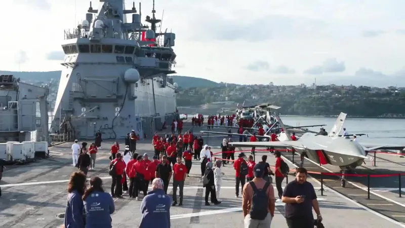 TCG Anadolu, İstanbul Boğaz'ındaki geçiş töreni için Sarayburnu'ndan demir aldı