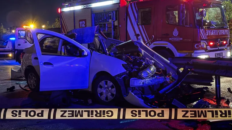 Ümraniye'de otomobil bariyerlere saplandı: 1 ölü, 1 yaralı