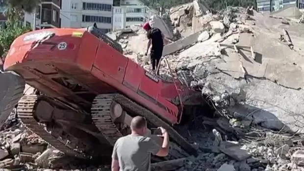 Kahramanmaraş'ta Yıkım Faciası! İş Makinesi Enkaz Altında Kaldı